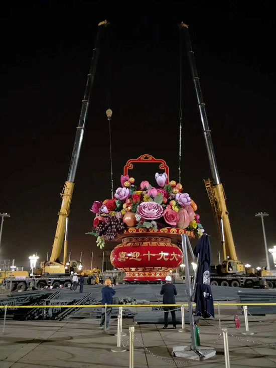 La grúa XCMG soporta la decoración de la gigante cesta de flores en la Plaza Tiananmen