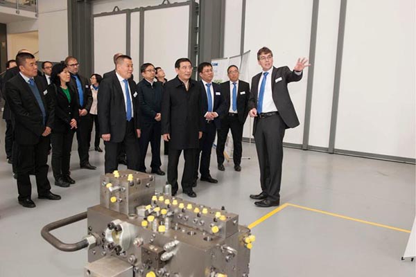 Líderes de Ministerio de Industria y Tecnología Informática (MIIT) visitan la sucursal europea de Xugong