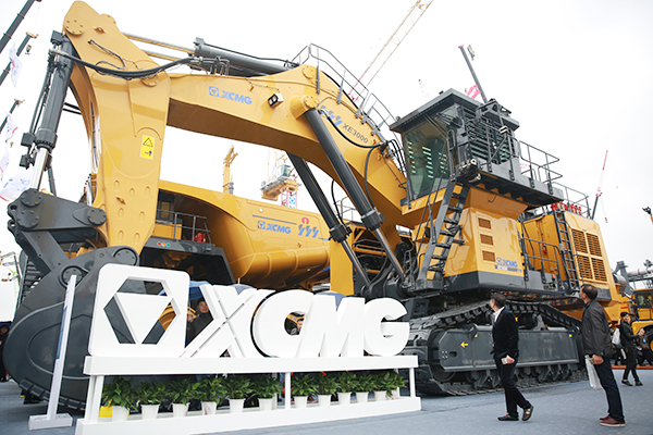 XCMG 300t gran excavadora minera presente en la exposición bauma Una nueva generación del héroe de la minería choque de todas las personas