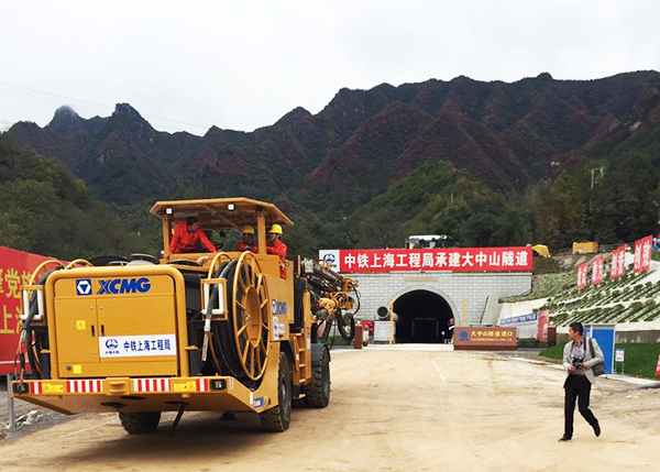 Jumbo de cincelado de roca de tres plumas de XCMG de tecnologías avanzadas, eficiencia alta y protección ambiental ayuda en la construcción del Ferrocarril de Oeste de Mongolia – Centro de China 