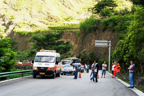 En las escenas del colapso, los cargadores de XCMG trabajan continuamente de alta intensidad y logran desatascar las carreteras