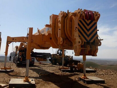 Homenaje a XCMG QAY800 y las Obras de Energías Eólicas Dirigidas por Él