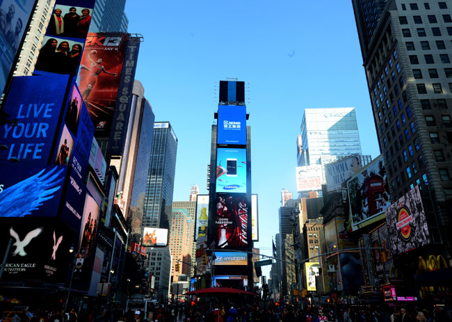 El video corporativo de la empresa, XCMG, se exhibió en la Pantalla China de plaza del periódico, New York Times